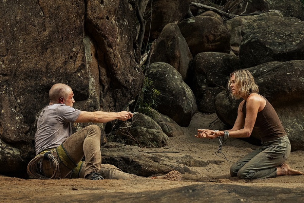 “APEX”: il nuovo film ad alta tensione con Charlize Theron e Taron ...