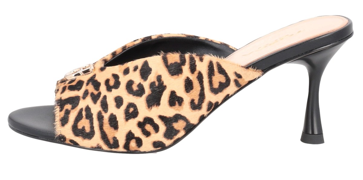 Tosca Blu, primavera-estate 2026: la nuova femminilità passa da décolleté e&nbsp;slingback